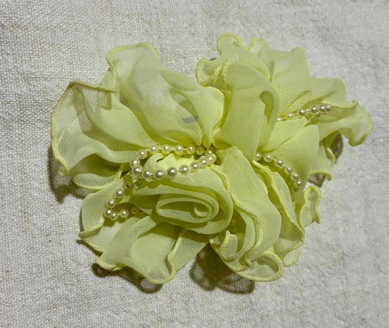 Presilha de cabelo vintage em chiffon com flor e pérolas – Presilha floral amare